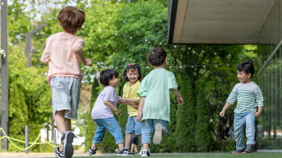 遊ぶ子どもたち