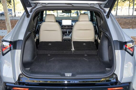 後席シートを格納するとフラットな拡大フロアを実現。運転席の背もたれまでの奥行きは約1820mmになる