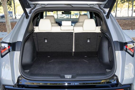 ラゲッジルームの幅、奥行き、高さなどもZR-Vと同等。後席シートが6：4分割可倒式となっているところも共通している
