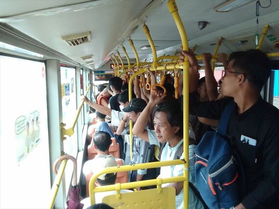 ヤンゴン 市バス車内