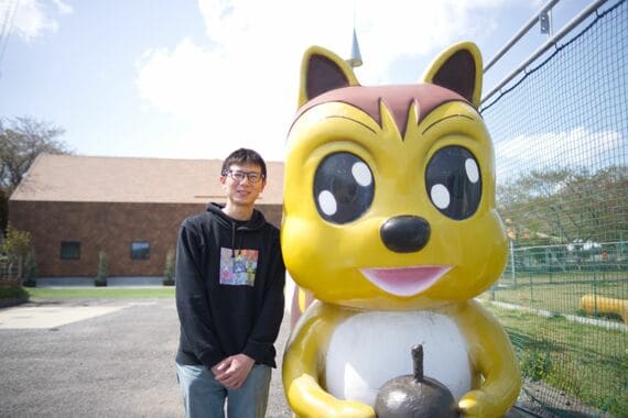 オブジェと並ぶ境田さん