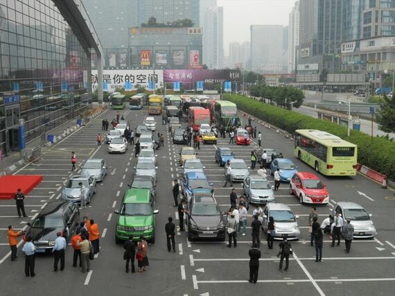 2010年に中国・深センで開催されたEVの国際学会EVS25の様子。多数のEVバスや小型EVが市内をパレードした（筆者撮影）