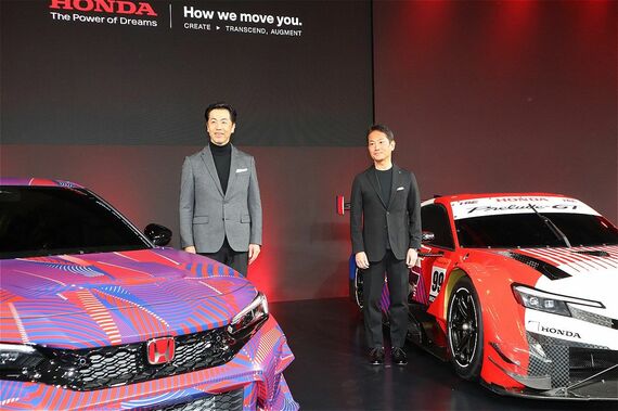 東京オートサロン2026で行われたホンダのプレスカンファレンスの様子。写真左は、本田技研工業の川坂英生 統合地域本部 日本統括部 統括部長 兼 ホンダセールスオペレーションジャパン 代表取締役。写真右は、HRCの渡辺康治 代表取締役社長