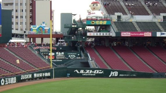 ぽっこり張り出たバットの下はスポーツバー