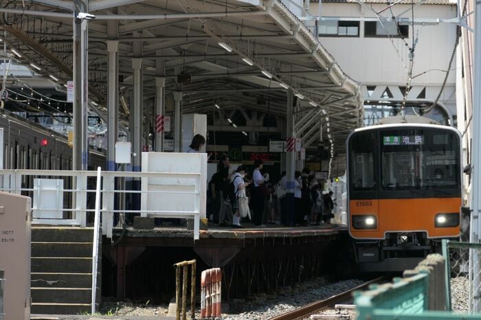 日中も準急をホームで待つ人が多い