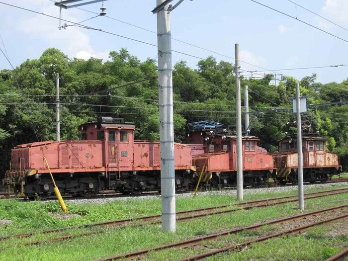 線路上に並んだ三池の機関車たち。
