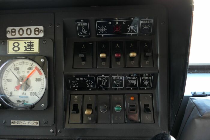 運転台のスイッチ類にはピクトグラムも