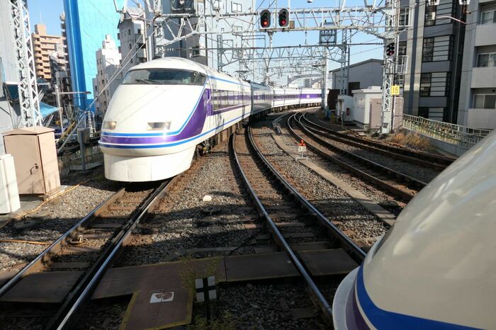 浅草駅に到着する紫色のスペーシア