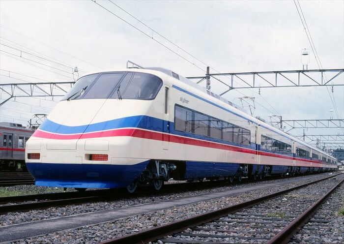 2代目スカイライナーのAE100形