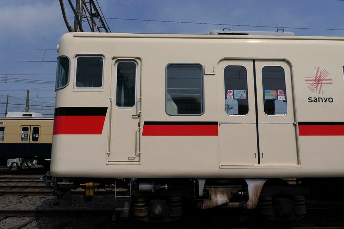 運転席がある側面は窓の数が多い