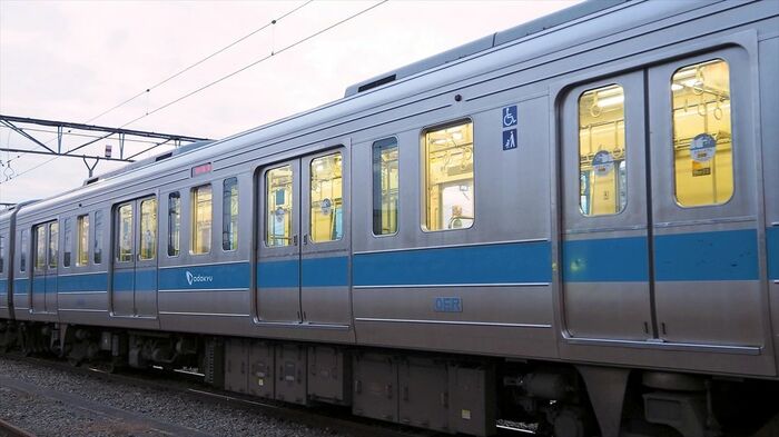 先頭車の側面。一番右が乗務員室寄りのドアで、