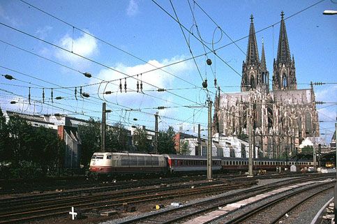 ケルン中央駅を発車する103形牽引の