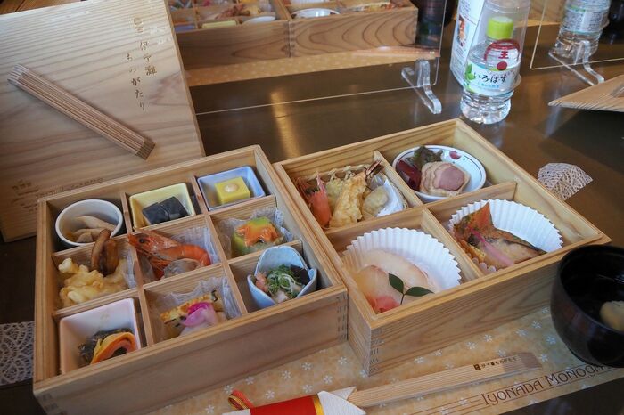 重箱に地元の食材を詰め込んだ、午前発の