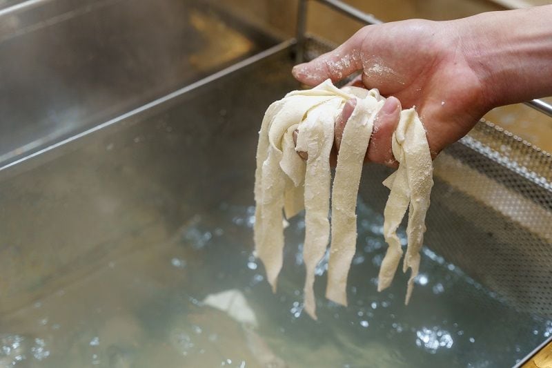 打ちたて、切りたての麺を茹でる（筆者撮影）