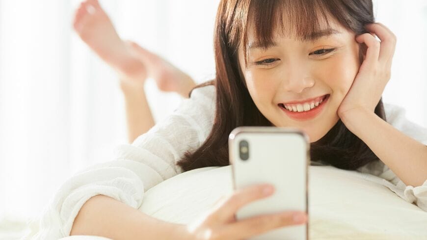 気づかないうちにスマホ依存になっているかもしれません（写真：Pangaea／PIXTA）