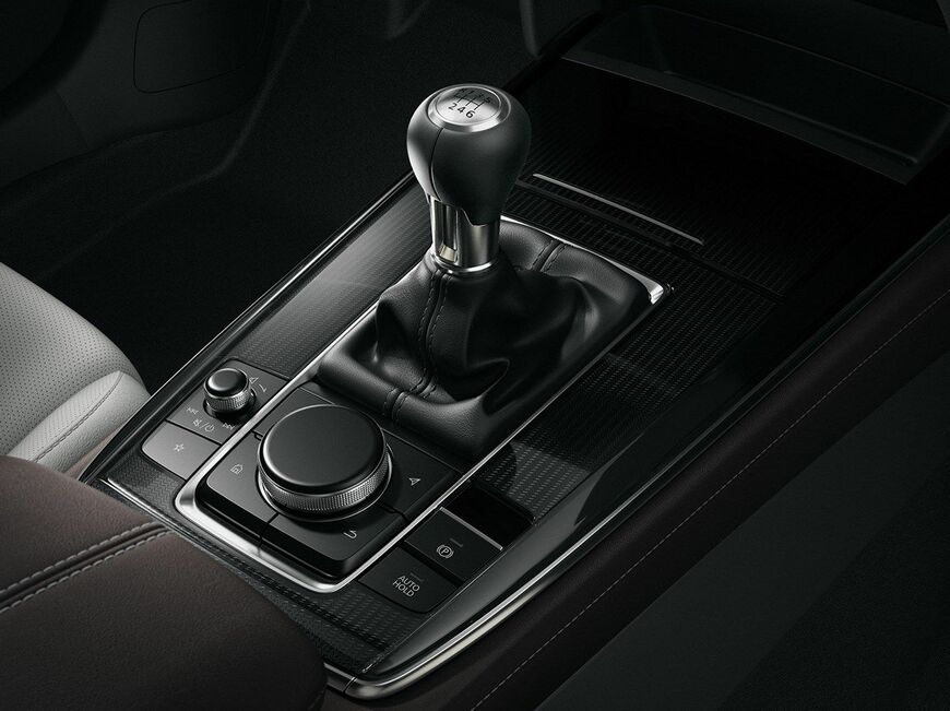CX-30には、ATのほか、MT仕様も設定（写真：マツダ）