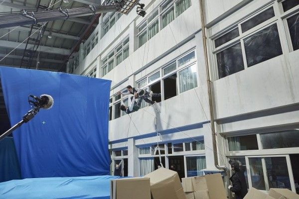 高校を舞台にした本作。4階建ての大型セットを作り上げ、教室や廊下、カフェテリアなどでパニック状態を作り出している（写真：Netflix）