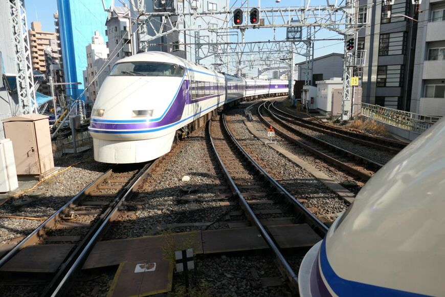 浅草駅に到着する紫色のスペーシア