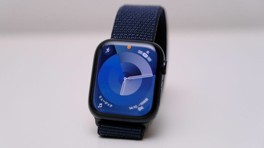 Apple Watch Series 9 45mmアルミニウムケース ミッドナイト。カーボンニュートラルを初めて達成したアップル製品となった（筆者撮影）この記事の画像を見る(◯枚)