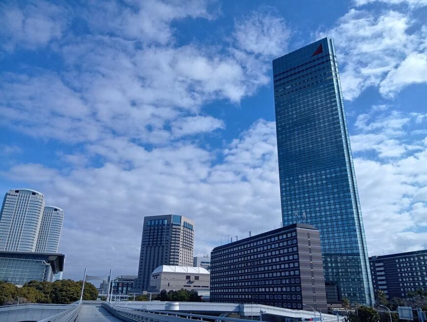 右の巨大ビルと、この両サイドにある2棟の建物、これ全部がアパホテル＆リゾート＜東京ベイ幕張＞（写真：筆者撮影）