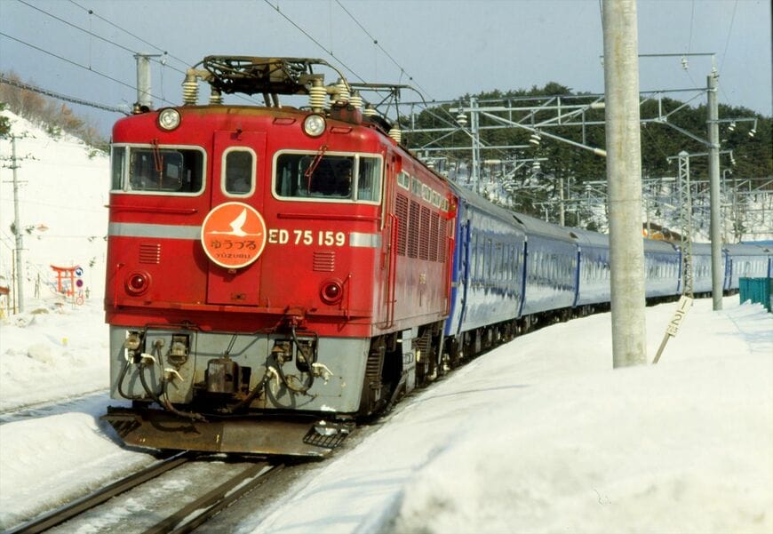 ED75形牽引のブルートレイン「ゆうづる」が雪景色の三沢付近を行く（撮影：南正時）