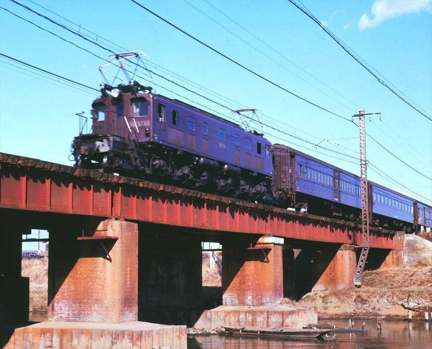 東北本線・白岡―蓮田間の元荒川鉄橋を渡るEF57形牽引の客車列車＝1974年2月（撮影：南正時）