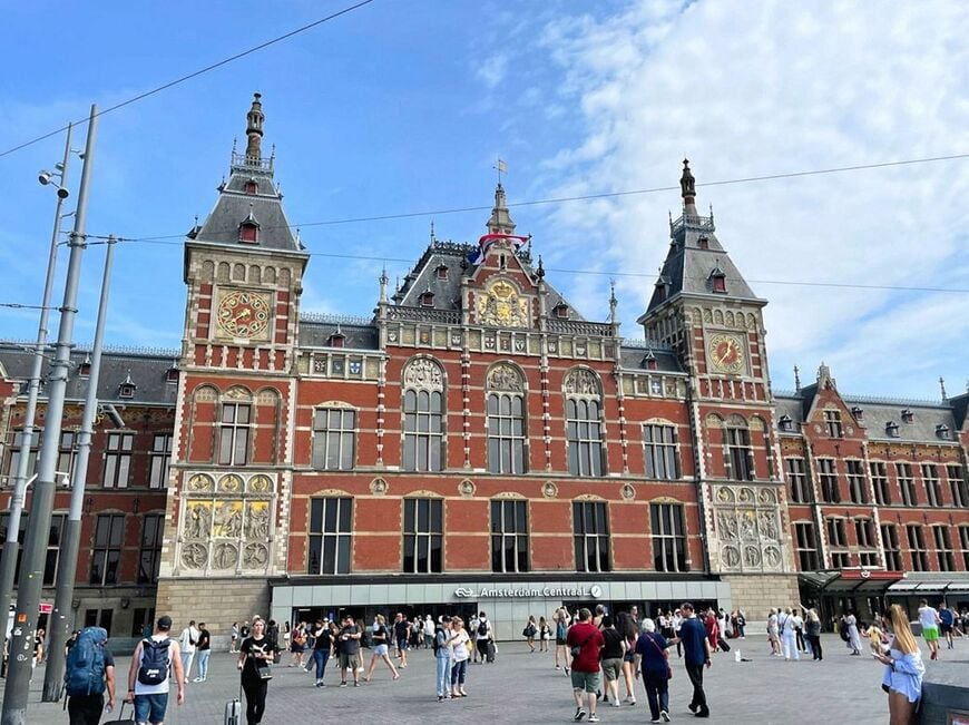 アムステルダム中央駅。東京駅のモデルになったという説もあり、どことなく雰囲気が似ている（写真：筆者撮影） 
