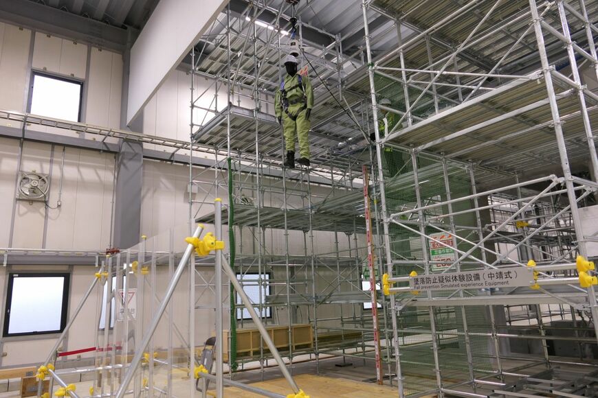 墜落防止疑似体験設備（記者撮影）