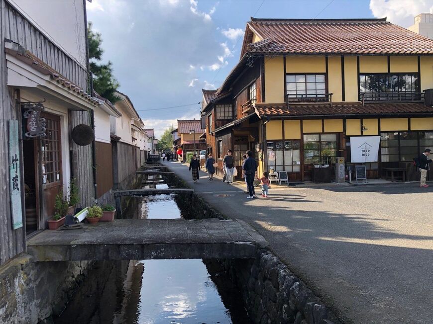 「ほどほど」「ぼちぼち」といった言葉がぴったりな風情ある町並み（筆者撮影）