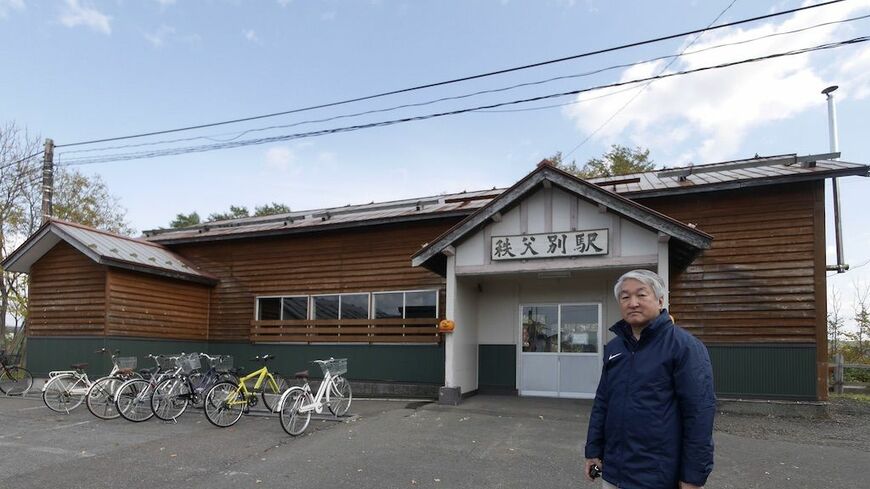 経済作家の黒木亮さんと故郷の秩父別駅（筆者撮影）
