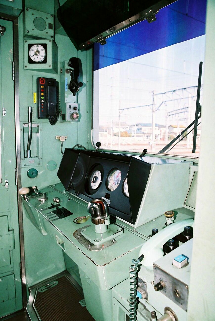 かつての運転台。2ハンドルで内装の色も違う（写真：東武鉄道）