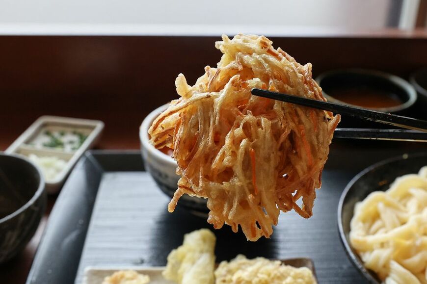 ボリューム満点のごぼうのかき揚げ（筆者撮影）