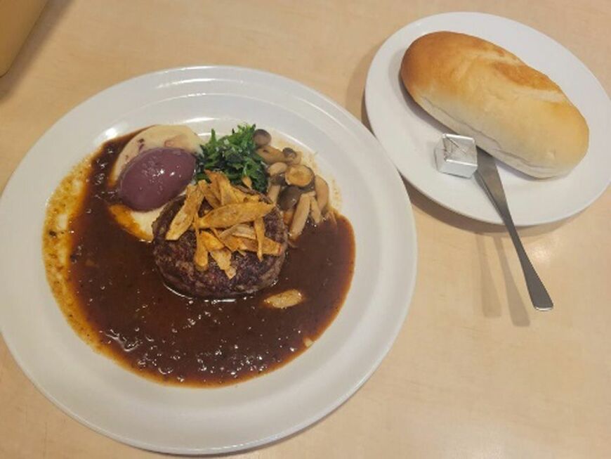 次に提供されるのはこの2品（筆者撮影） 