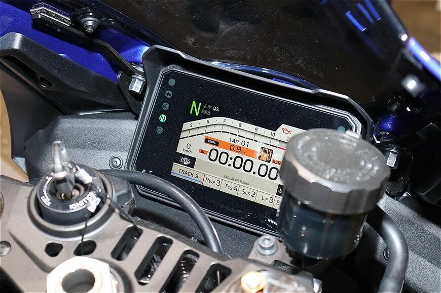 第52回 東京モーターサイクルショーに参考出品されたヤマハ「YZF-R9」（筆者撮影）