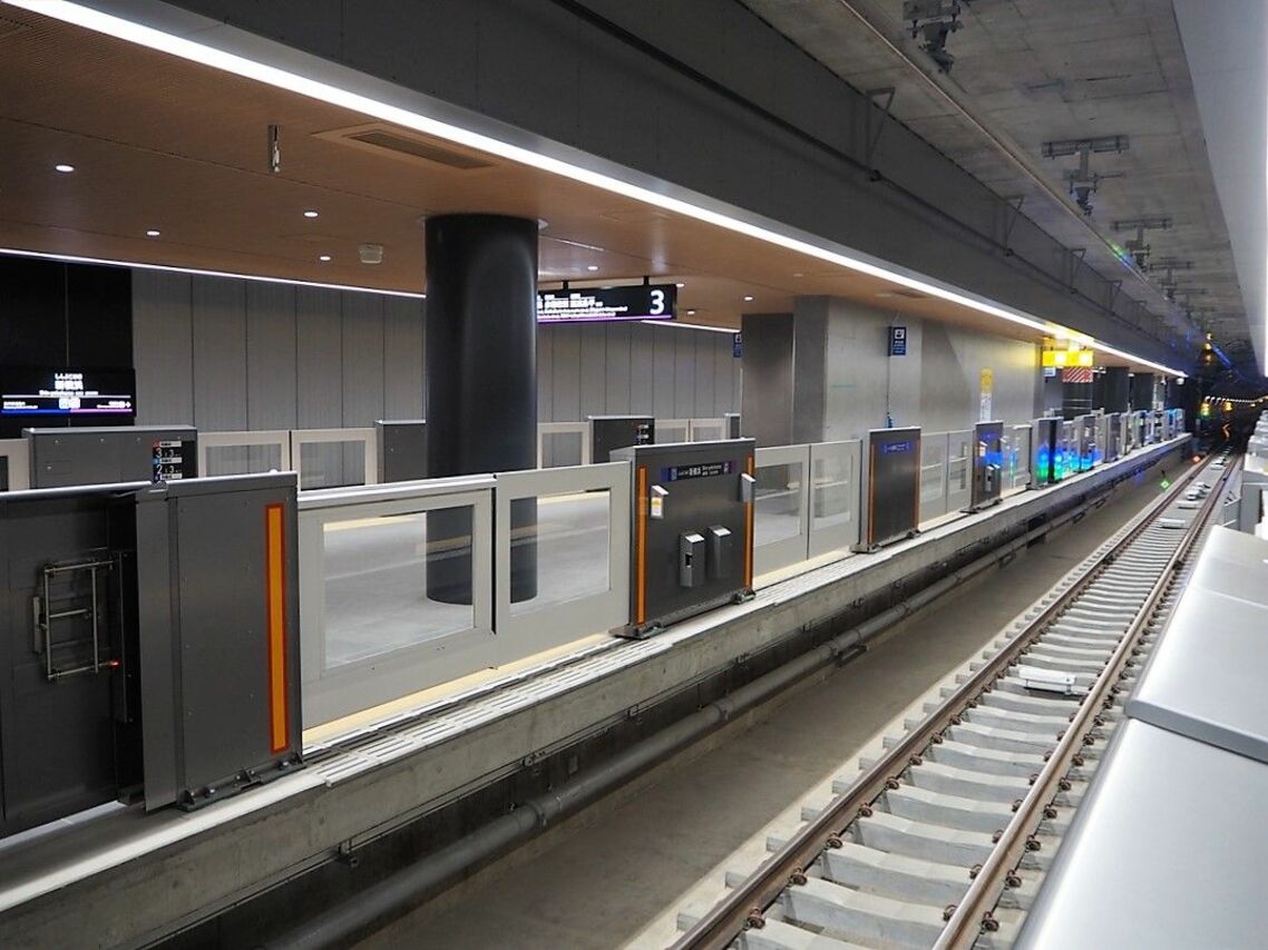 新横浜駅は中央にも線路が1本ある2面3線の構造。