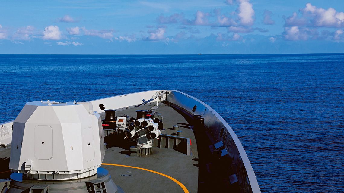 中国海軍の軍艦から撮影した舟先に広がる海原
