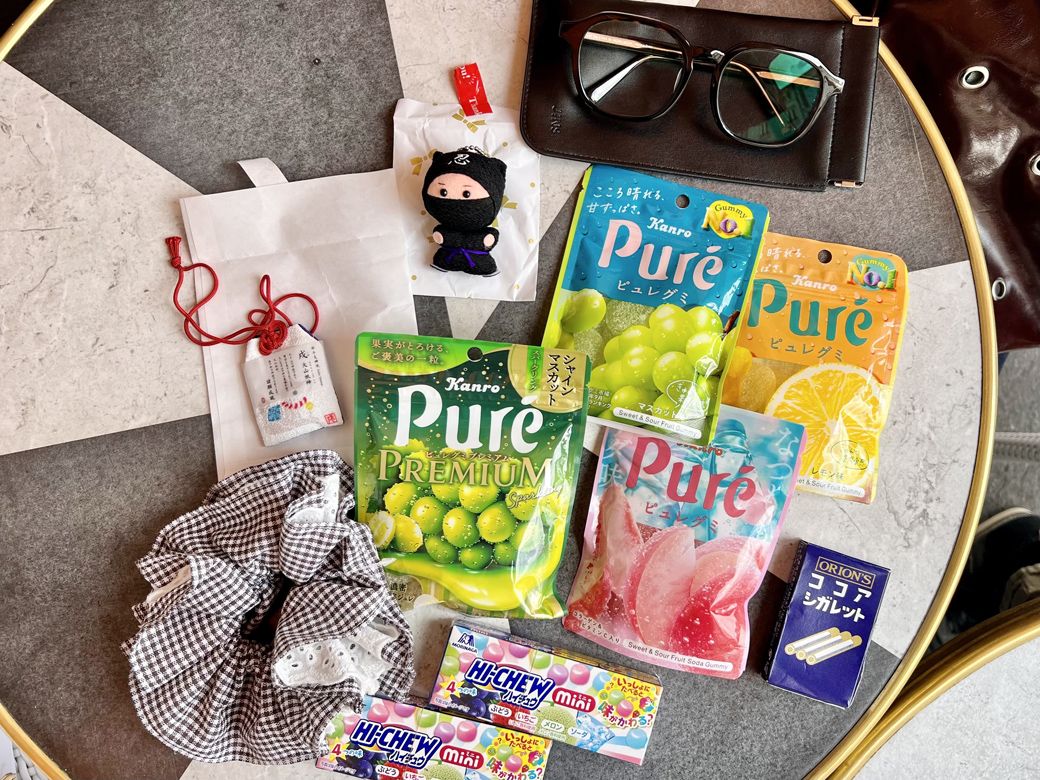 友達へのお土産。メガネはJINSで購入した自分用のブルーライトカットが入っている伊達メガネ（筆者撮影）