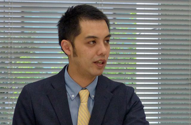 川﨑純平新社長は「今まで値引き販売で売り上げを作ってきた部分が大きい」と語り、プロパー販売の比率を上げると強調した（記者撮影）