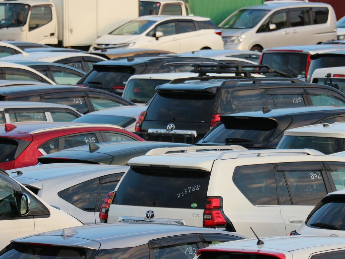 富山新港で積み込みを待つ中古車