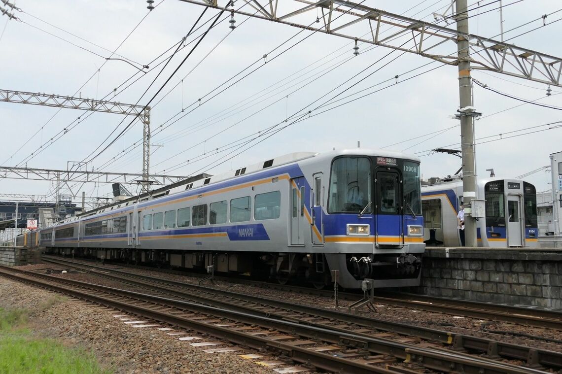 尾崎駅に停車する特急サザン。普通電車と連絡する（記者撮影）