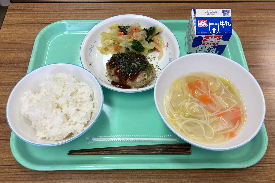 出前授業で提供された、食物アレルギー配慮商品を使用した給食（写真：筆者撮影）