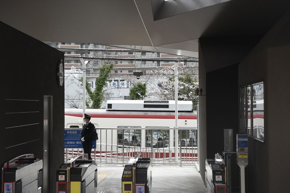 花山駅改札口と桜並木