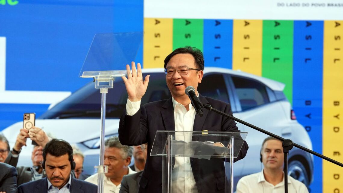 幅広い部品を内製化する垂直統合がBYDの強いコスト競争力を生んだ。写真はブラジル工場の開業記念式典に出席した王伝福董事長（同社ウェブサイトより）