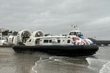 ワイト島とイギリス本土を結ぶホーバークラフト。大分空港アクセスで使われているのと同タイプだ（筆者撮影）