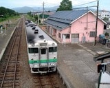 宗谷本線の比布駅に停車するキハ40形。旧駅舎の時代だ（撮影：南正時）