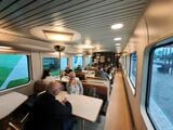 食堂車のもう半分はテーブル席（筆者撮影）