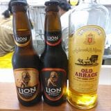 ライオンビールとココヤシ樹液の蒸留酒（著者撮影） 