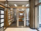 昔からあるという、展示販売コーナー。月に数人ほど購入者がおり、その際は営業担当者が下りてきてくれるという（筆者撮影）