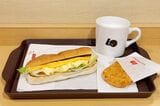 たまご&チーズサンドのハッシュポテトドリンクセット490円。カフェラテも追加料金なし（筆者撮影）