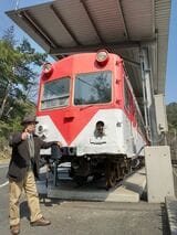 下津井電鉄の保存車両と筆者（写真：坪内政美）